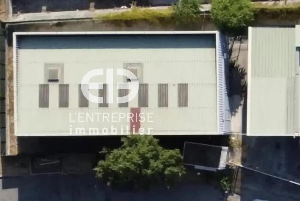 Location Entrepôt 335 m² - Photo 1