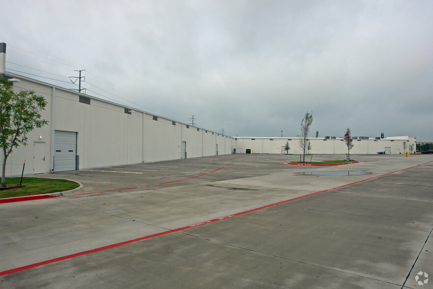 2350 Crist Rd, Garland, TX for lease - Building Photo - Image 2 of 7