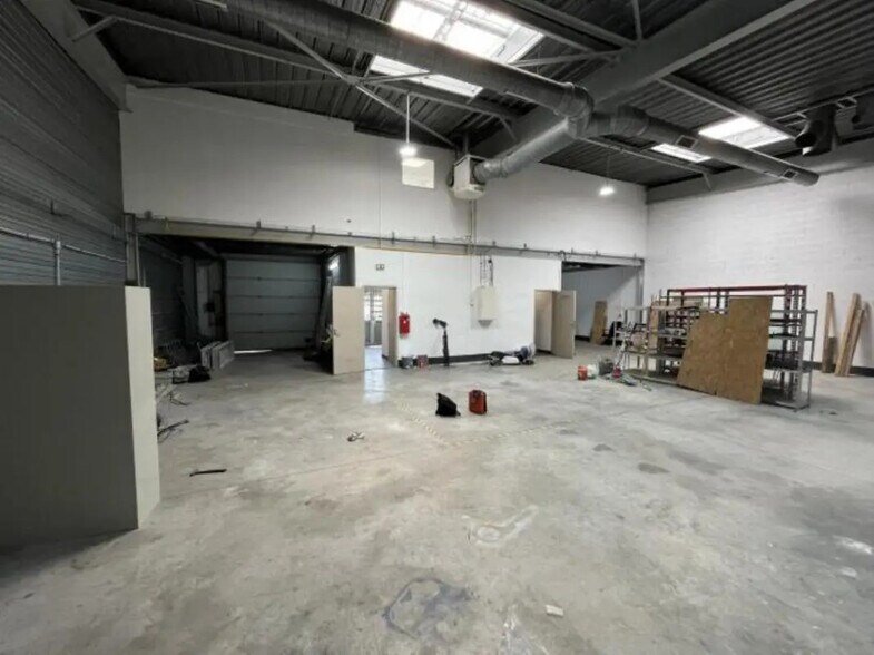 Flex in Villetaneuse for lease - Interior Photo - Image 3 of 4