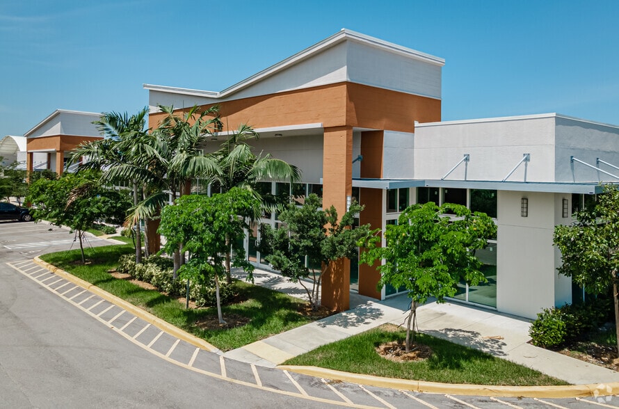 6510-6596 N University Dr, Tamarac, FL for lease - Building Photo - Image 3 of 23