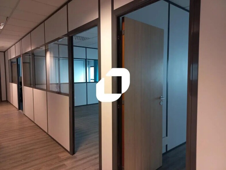 Office in Lille for lease - Building Photo - Image 1 of 12