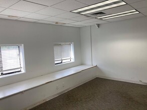 99-1374 Koaha Pl, Aiea, HI for lease Interior Photo- Image 2 of 12