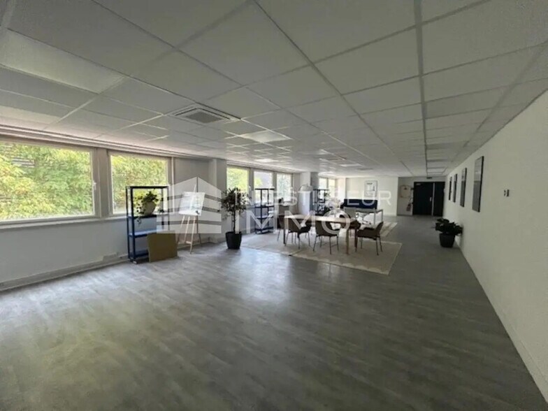 Flex in Aulnay-sous-Bois for lease - Interior Photo - Image 3 of 7