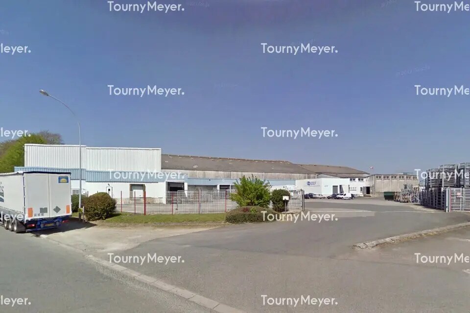 Industrial in Saint-Martin-des-Champs for lease Building Photo- Image 1 of 5