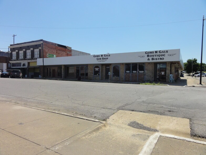 127 N Maple St, Nowata, OK 74048