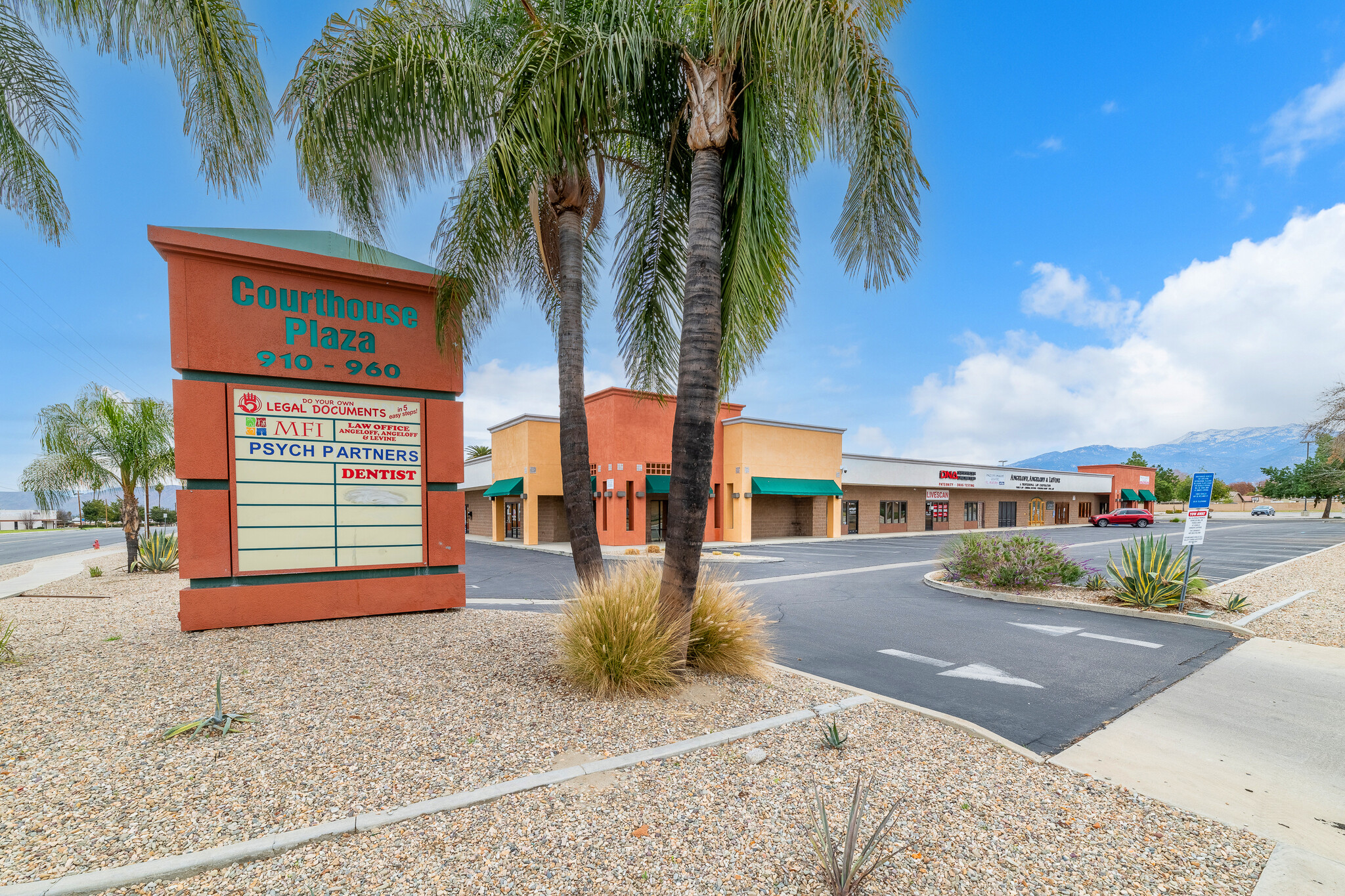 910-960 N State St, Hemet, CA for lease Primary Photo- Image 1 of 12