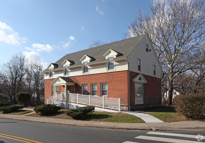 2024 E Main St, Waterbury, CT for sale - Building Photo - Image 3 of 23