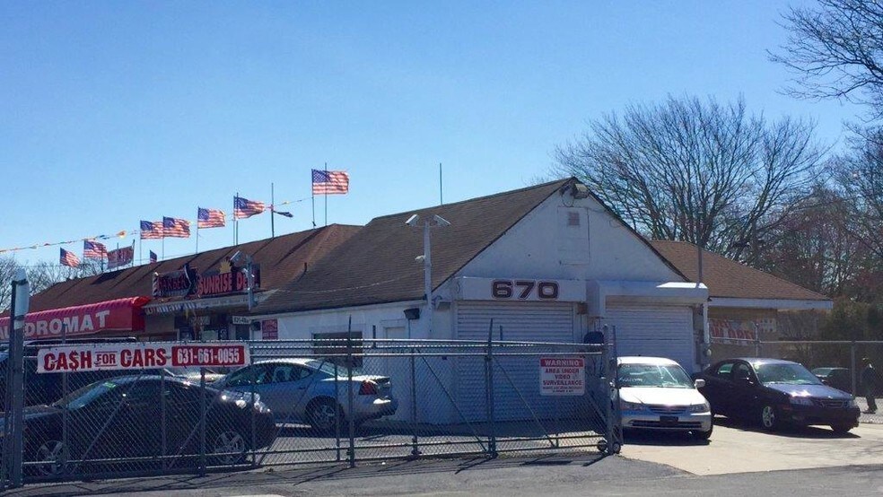 670 Sunrise Hwy, West Babylon, NY for sale - Primary Photo - Image 1 of 1