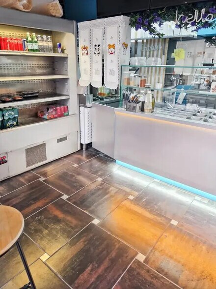 Retail in Paris for lease - Building Photo - Image 3 of 5