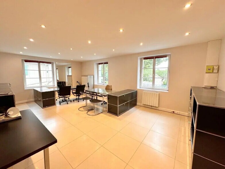 Office in Saint-Nom-la-Bretèche for lease - Interior Photo - Image 1 of 8