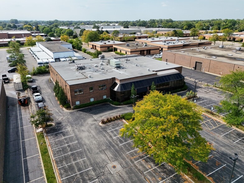 3175 Commercial Ave, Northbrook, IL for lease - Building Photo - Image 2 of 11