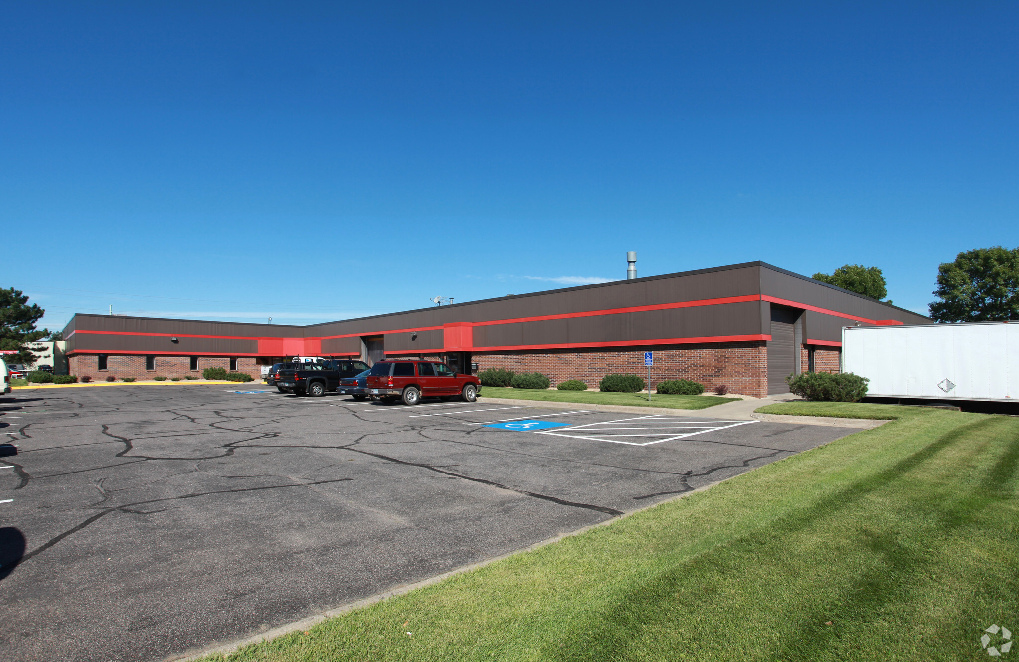 251-281 Commerce Cir S, Fridley, MN for lease Primary Photo- Image 1 of 4