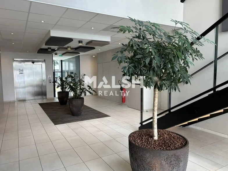 Office in Lyon for lease - Lobby - Image 3 of 14