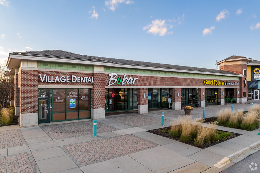 980 Elk Grove Town Ctr, Elk Grove Village, IL for lease - Building Photo - Image 2 of 12