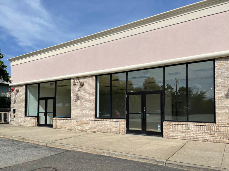 319 Broadway, Huntington Station, NY for lease - Building Photo - Image 2 of 11