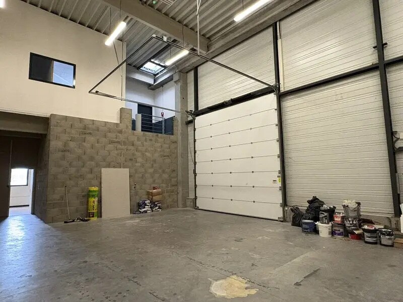 Office in Saint-Quentin-Fallavier for lease Interior Photo- Image 1 of 7