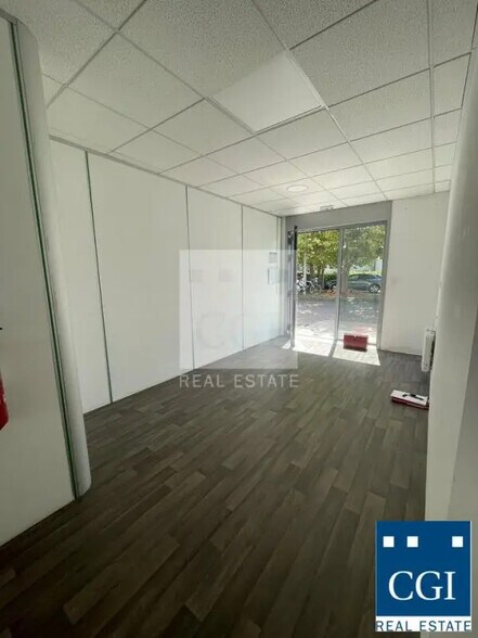 Office in Coublevie for lease - Interior Photo - Image 1 of 5