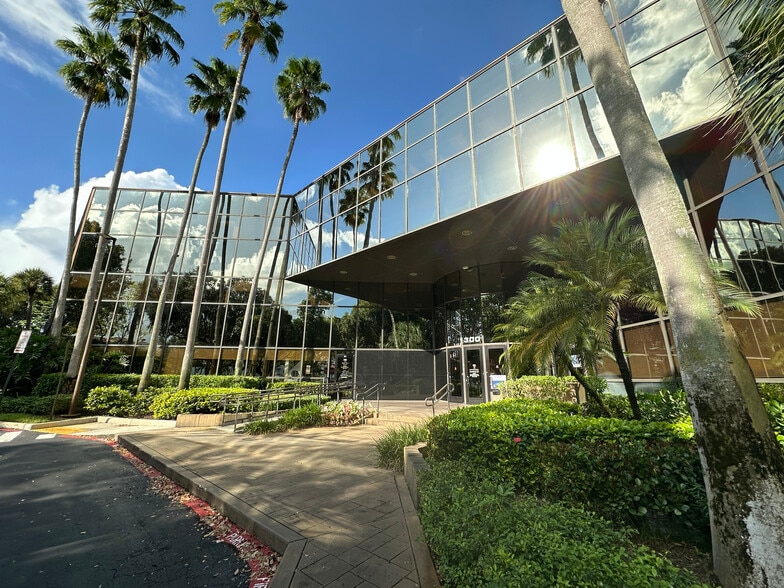 300 S Pine Island Rd, Plantation, FL for lease - Building Photo - Image 2 of 9