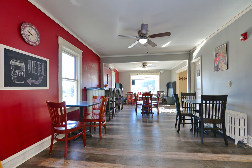 72 E Main Rd, Middletown, RI for sale - Interior Photo - Image 2 of 28