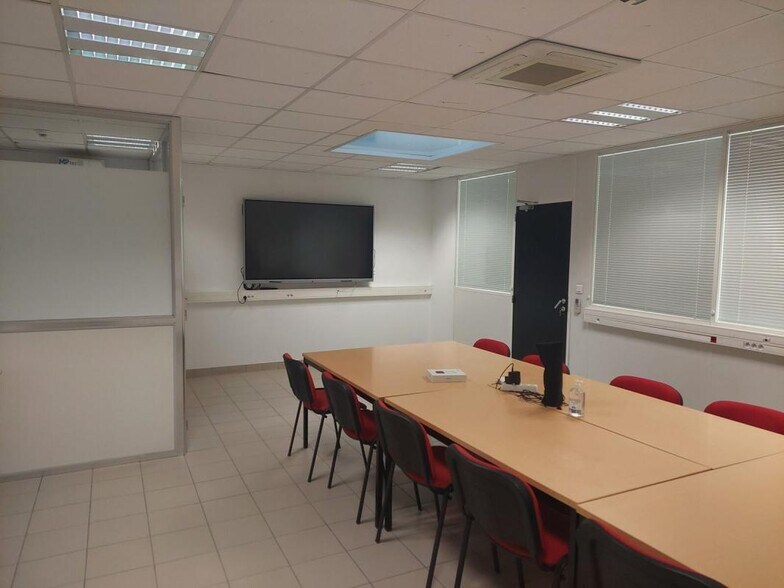 Flex in Le Rheu for lease - Interior Photo - Image 2 of 5