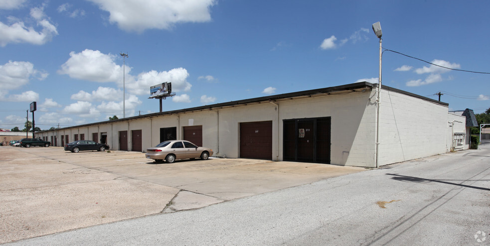 9030 North Fwy, Houston, TX for lease - Building Photo - Image 2 of 2