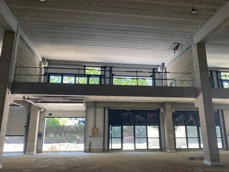 Flex in Bobigny for lease - Interior Photo - Image 3 of 5