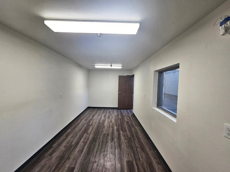 1711-1723 E 58th Pl, Los Angeles, CA for lease - Interior Photo - Image 3 of 13