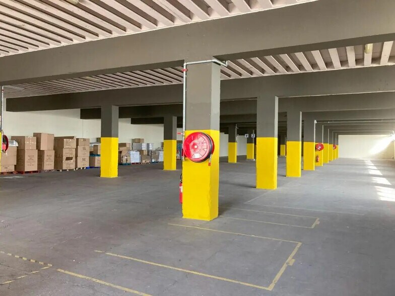 Industrial in Vitrolles for lease - Interior Photo - Image 2 of 3