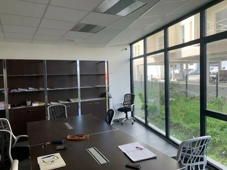 Retail in Salleboeuf for sale - Interior Photo - Image 2 of 8