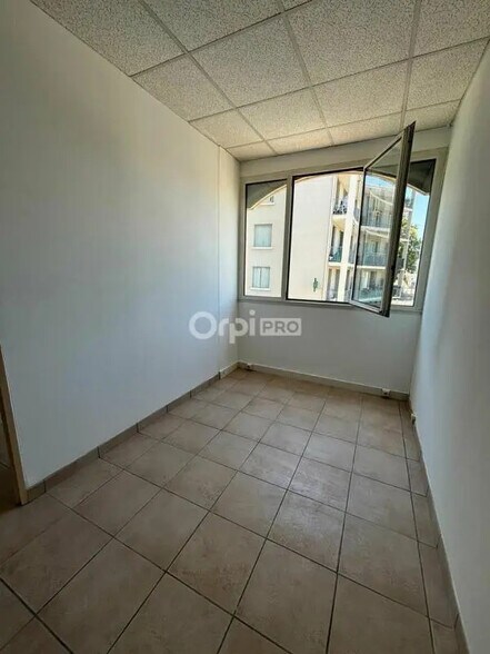 Retail in La Seyne-sur-Mer for lease - Interior Photo - Image 2 of 3