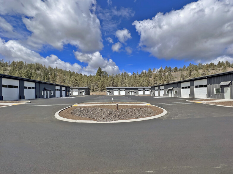 64415 Strickler Ave, Bend, OR for lease - Building Photo - Image 1 of 7