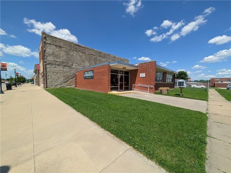 910 New York St, Humboldt, KS for sale - Building Photo - Image 1 of 34