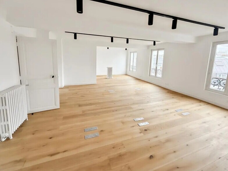 Office in Paris for lease - Building Photo - Image 1 of 8