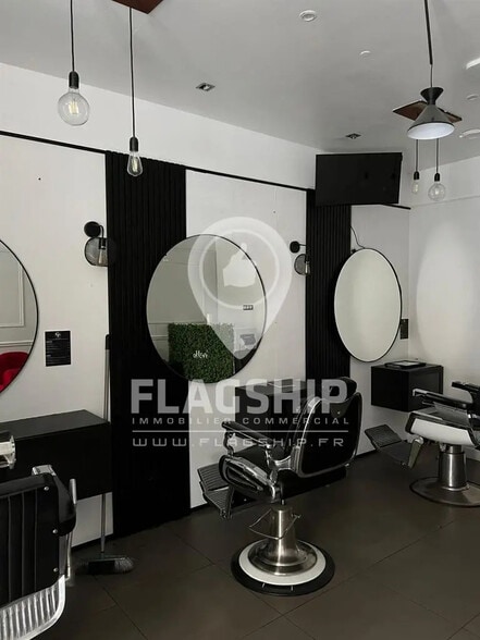 Retail in Paris for lease - Interior Photo - Image 2 of 6