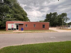 211 W Walnut Ave, McKenzie, TN for lease Building Photo- Image 1 of 24