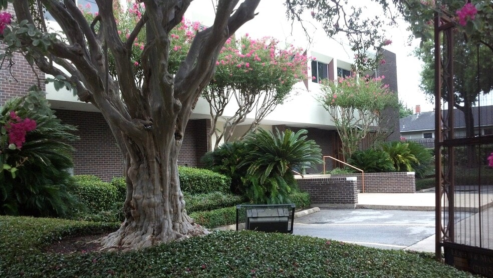 1920 N Memorial Way, Houston, TX for lease - Building Photo - Image 1 of 29