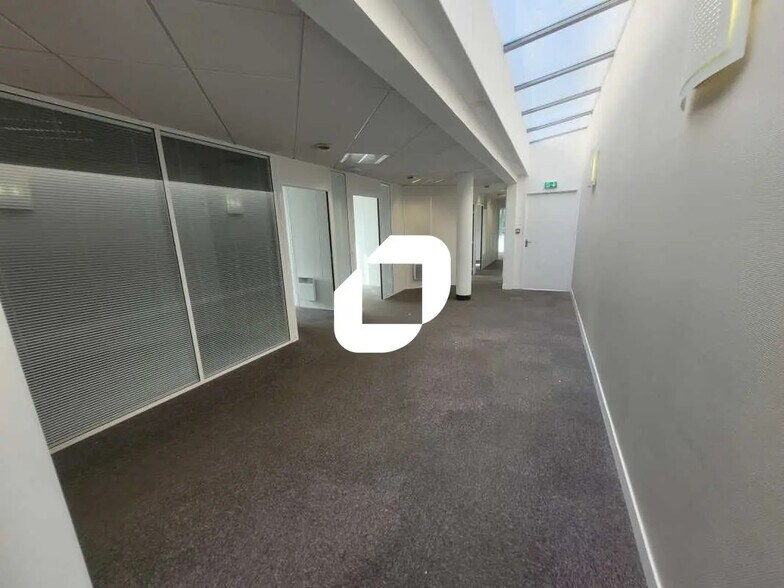 Flex in Poissy for lease - Building Photo - Image 3 of 17