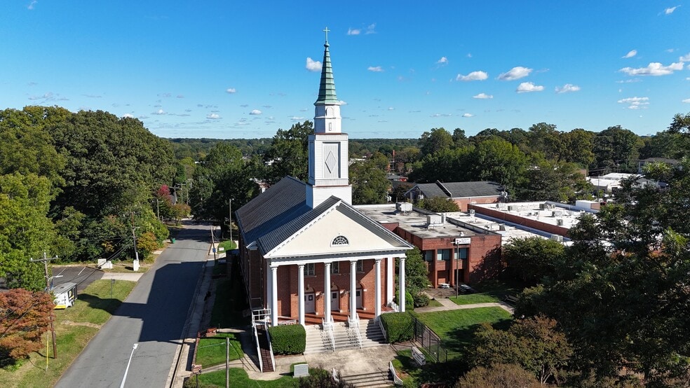 1320 The Plz, Charlotte, NC for lease - Primary Photo - Image 1 of 2