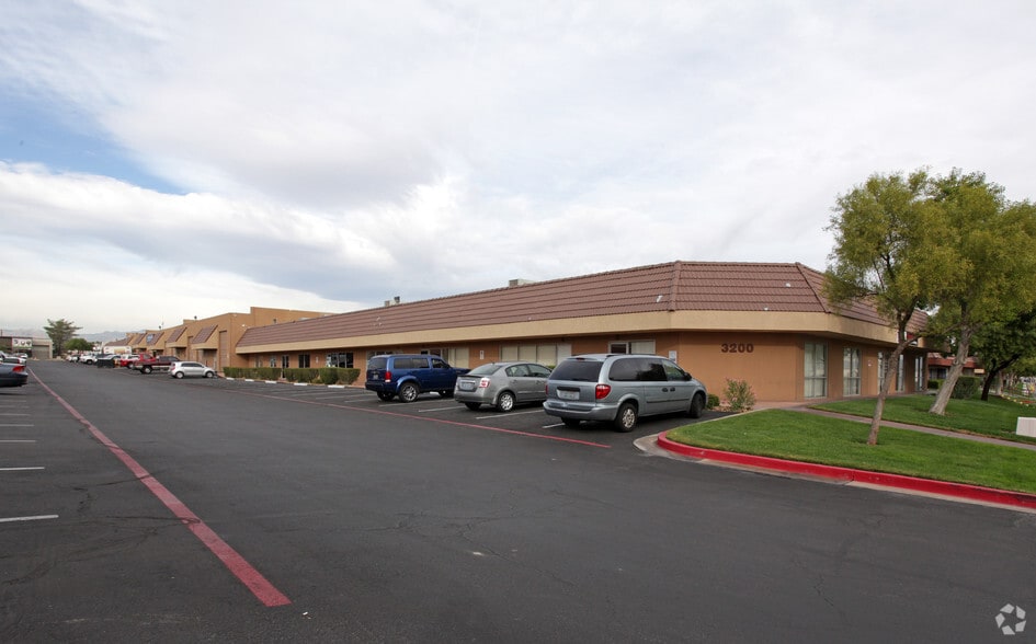 3400 W Desert Inn Rd, Las Vegas, NV for lease - Primary Photo - Image 2 of 2
