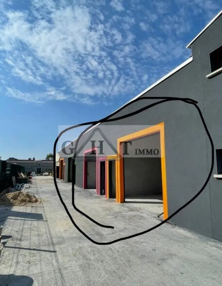 Flex in Vaux-le-Pénil for lease - Construction Photo - Image 2 of 3