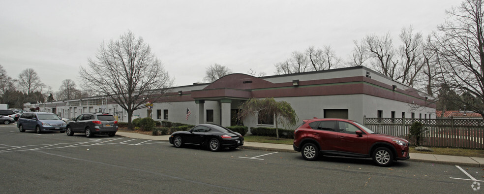 1 Flowerfield, Saint James, NY for lease - Building Photo - Image 2 of 7