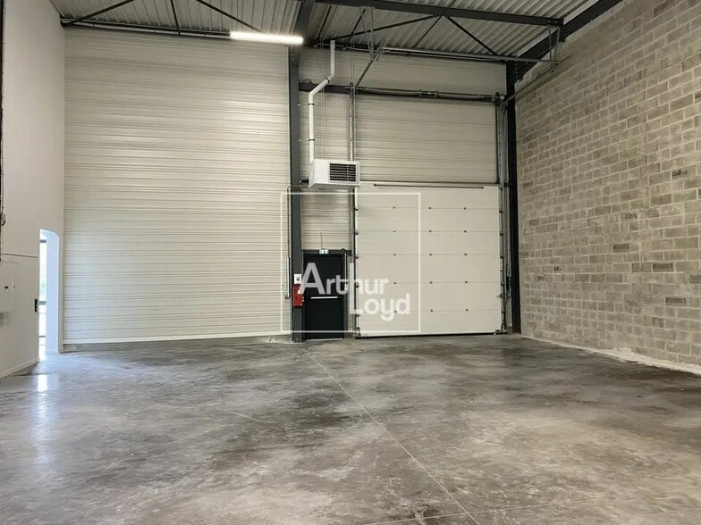 Flex in Grigny for lease - Building Photo - Image 2 of 5