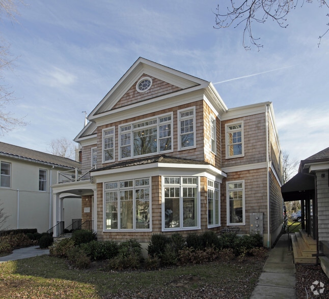 2411 Montauk Hwy, Bridgehampton, NY for lease - Building Photo - Image 1 of 4