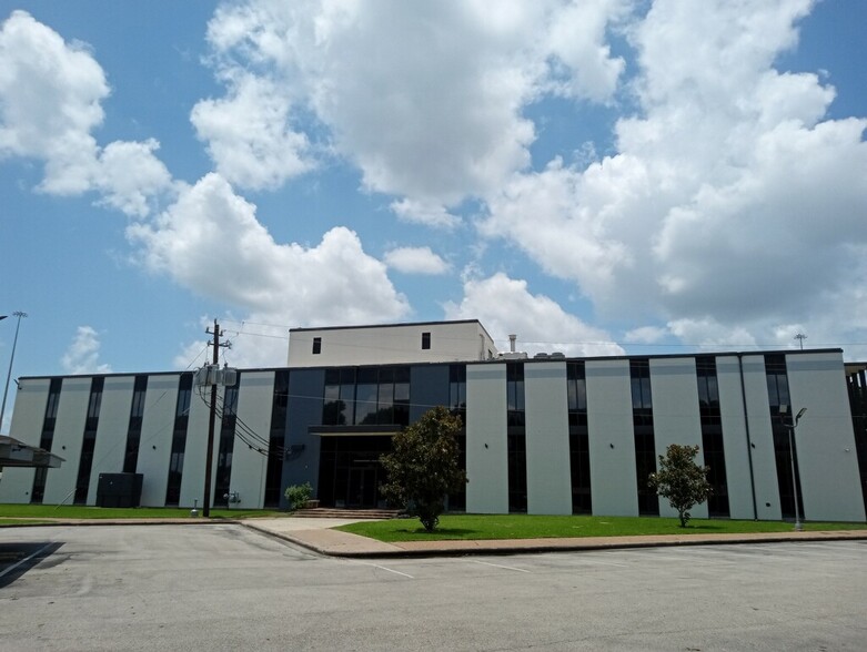 7135 Office City Dr, Houston, TX for lease - Building Photo - Image 1 of 13