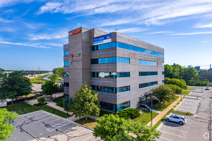 55 Jewelers Park Dr, Neenah, WI for lease - Building Photo - Image 2 of 11