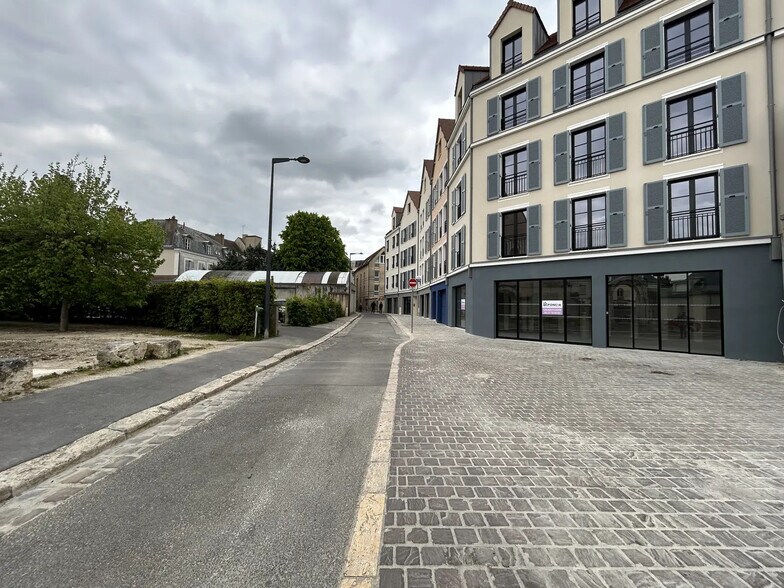 Retail in Chartres for lease - Building Photo - Image 3 of 6