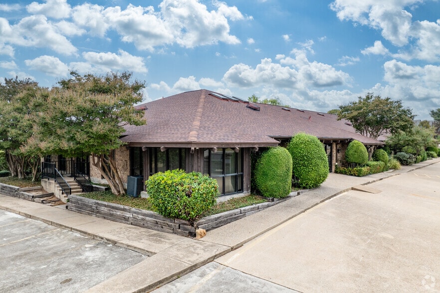 1721 Cimarron Trl, Hurst, TX for sale - Primary Photo - Image 2 of 7