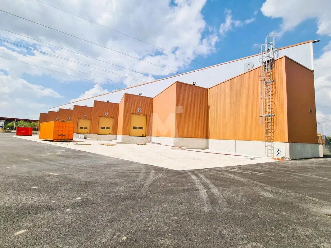 Office in Le Coudray-Montceaux for lease Building Photo- Image 1 of 9