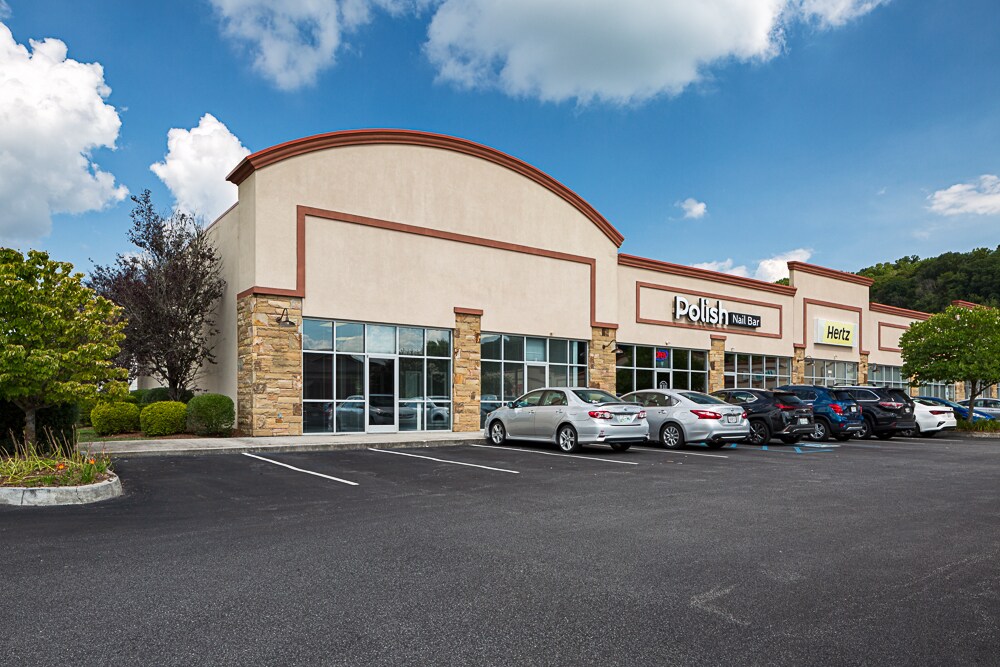 2637 E Stone Dr, Kingsport, TN 37660 REDUCED! Shoppes on East Stone