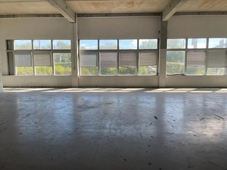 Flex in Colombes for lease - Interior Photo - Image 3 of 18